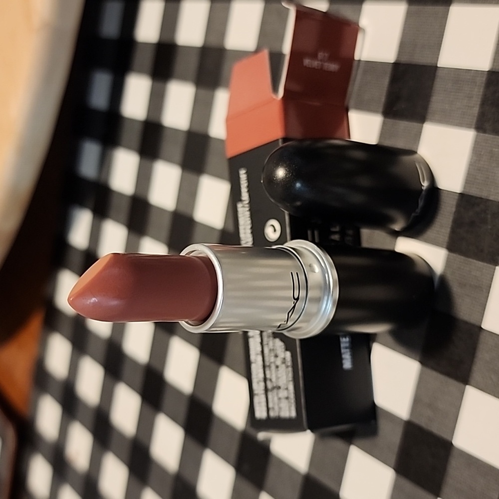 MAC COSMETICS LIPSTICK *VELVET TEDDY*